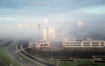 804484 Overzicht van de Beneluxlaan te Utrecht, vanaf een flatgebouw aan de Aziëlaan, uit het zuidoosten, tijdens mist, ...